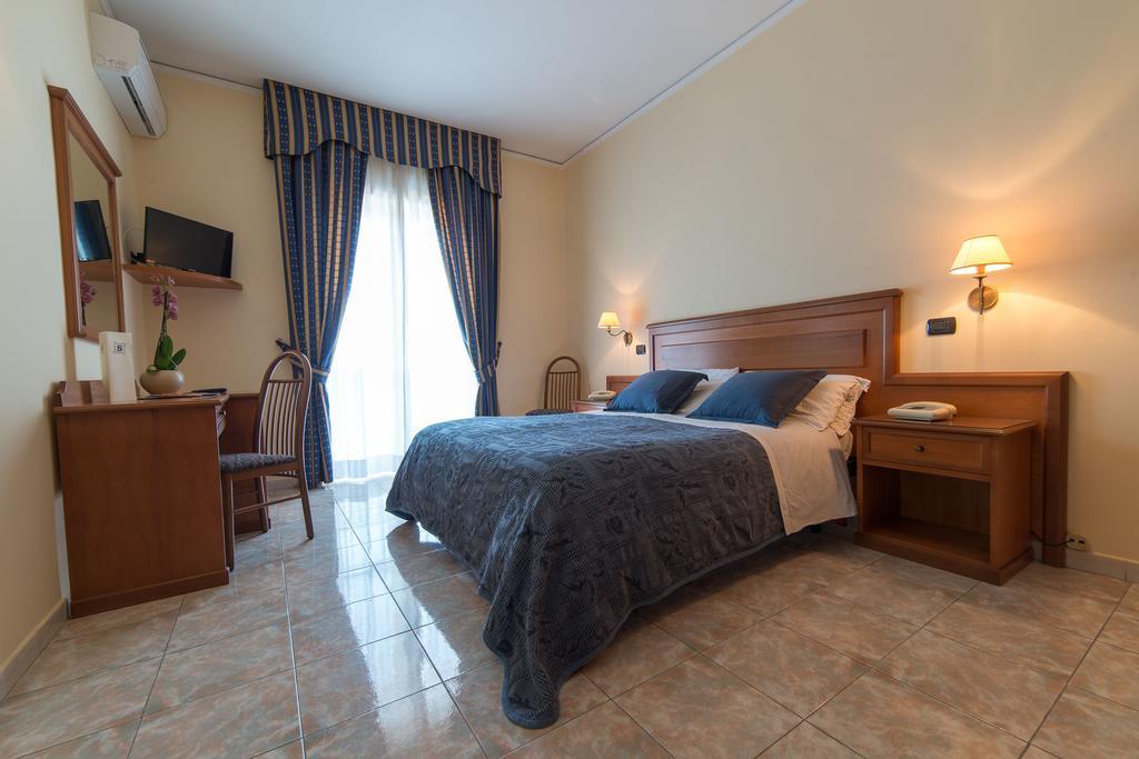 Albergo Scalzone Castel Volturno Exteriér fotografie
